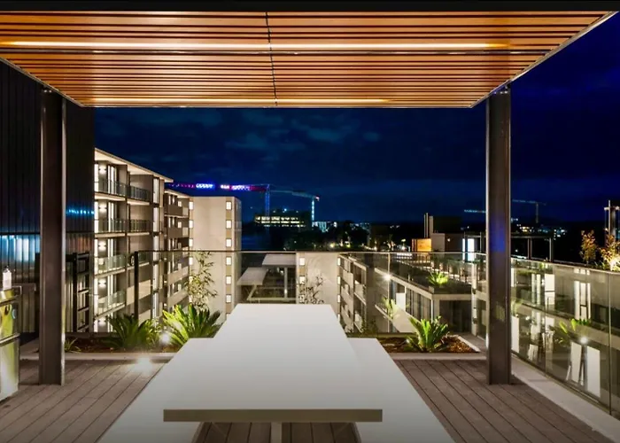 The Hamptons - Lux 2 Bed 2 Bath, Pool - Central Location